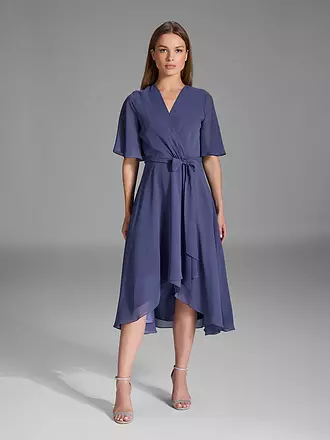 SWING | Robe de soirée
Marque : SWING
Couleur : bleu foncé
Catégories : Mode, Femme

Longueur des manches : Manches courtes
Encolure : Col en V
Matière : Chiffon, Polyester / Polyamide
Motif : Uni
Coupe (vêtement d'extérieur) : Regular
Style et occasion : O | blau
